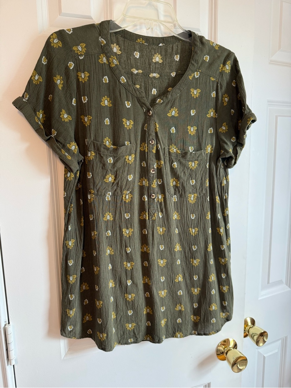 Women’s Olive Green Floral Button-Front Top Fits like a small to medium P2p 20in
